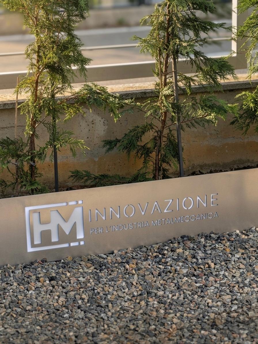 Insegna HMC all'ingresso dello stabilimento