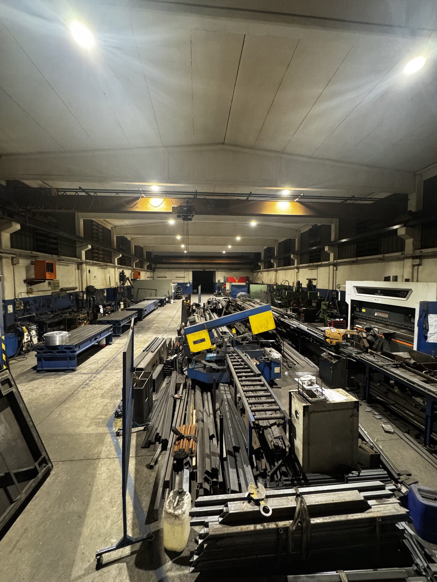 Interno stabilimento HMC con carroponte e parco macchine